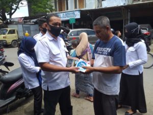 Cegah Covid-19, BNNK Banda Aceh Bagi Masker Kepada Warga