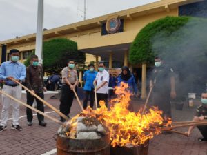 Kepala BNN Kota Banda Aceh Bersama Kapolresta Banda Aceh Musnahkan 3.947,86 Gram Narkotika