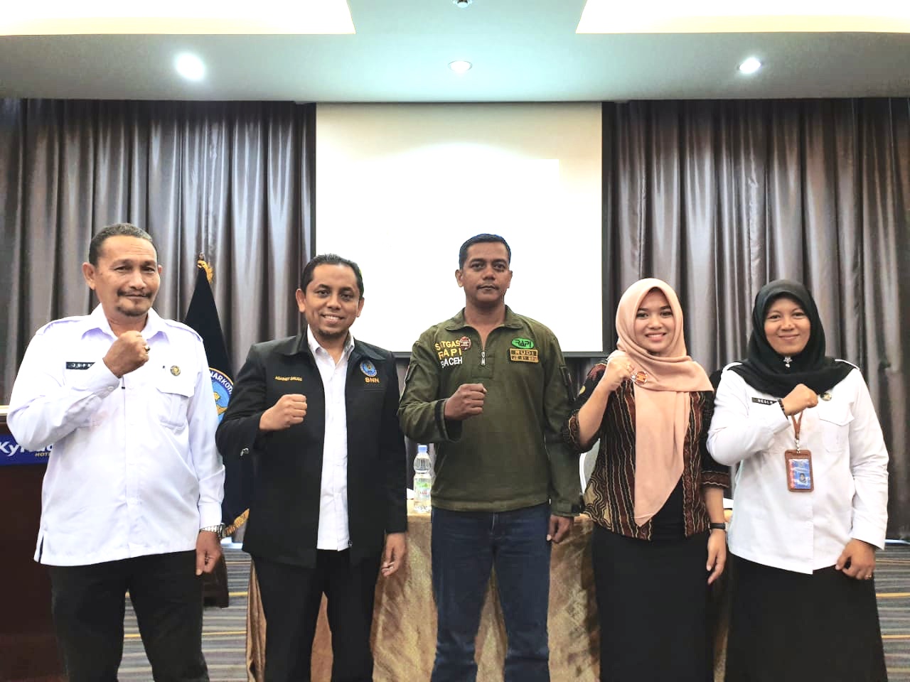 Kepala BNN Kota Banda Aceh Sematkan PIN Penggiat Anti Narkoba Kepala BNN Kota Banda Aceh Sematkan PIN Penggiat Anti Narkoba
