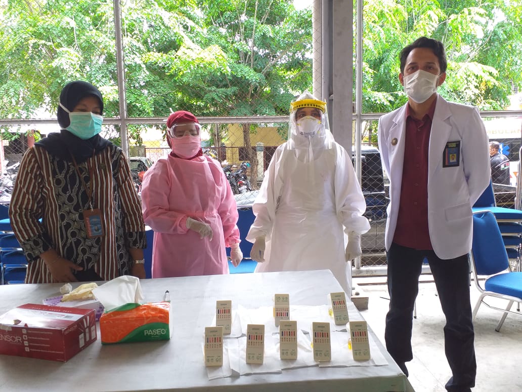 BNNK Banda Aceh lakukan screening urine tes terhadap 8 orang remaja yang ditangkap di kawasan Punge BNNK Banda Aceh lakukan screening urine tes terhadap 8 orang remaja yang ditangkap di kawasan Punge