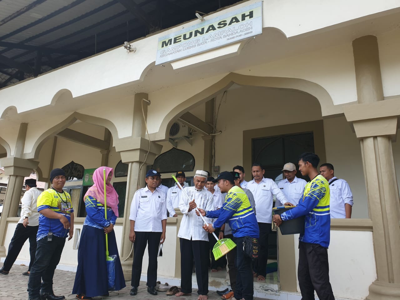 BNN Kota Banda Aceh Bersihkan Meunasah Lampaloh Bersama MEM-C BNN Kota Banda Aceh Bersihkan Meunasah Lampaloh Bersama MEM-C