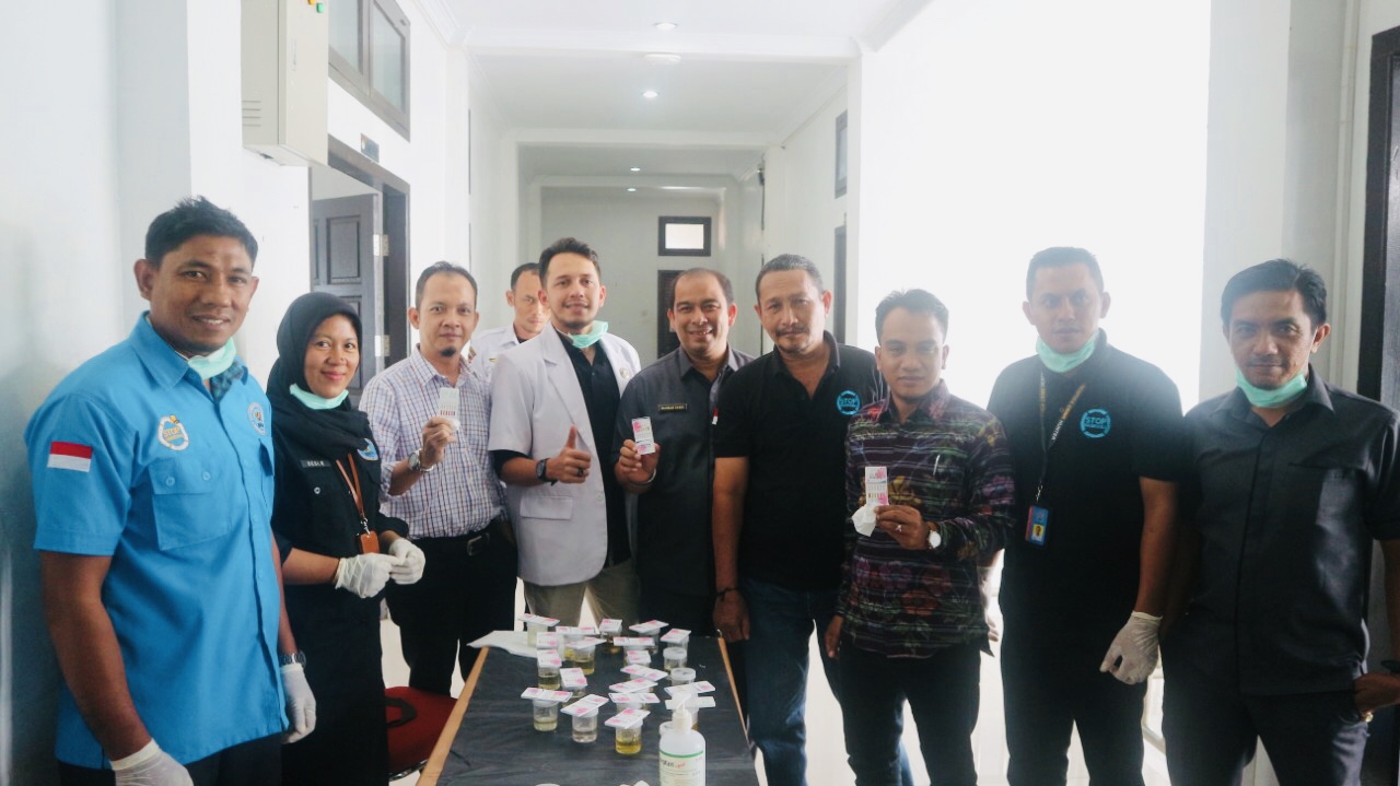 BNN Kota Banda Aceh Tes Urine Puluhan Pegawai KIP Banda Aceh BNN Kota Banda Aceh Tes Urine Puluhan Pegawai KIP Banda Aceh