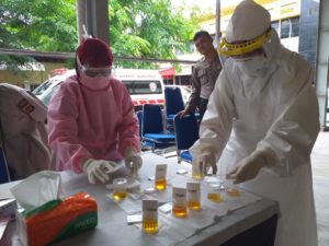 BNNK Banda Aceh lakukan screening urine tes terhadap 8 orang remaja yang ditangkap di kawasan Punge