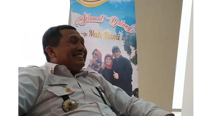 Kepala BNN Aceh Faisal Abdul Naser saat menyambut kedatangan ibu dan istrinya tiba di Aceh.