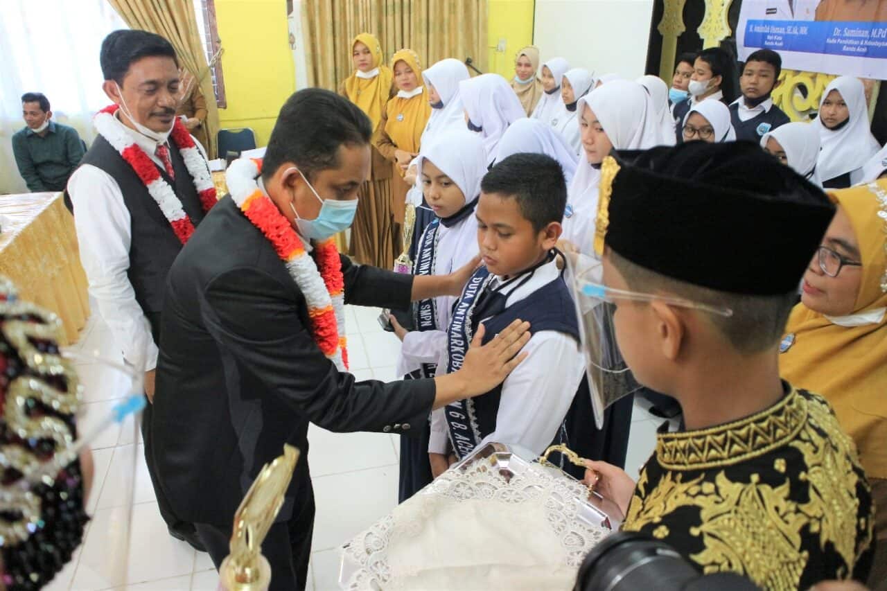 Duta dan Satgas Anti Narkoba Sekolah Dikukuhkan, Kepala BNN Kota Banda Aceh Apresiasi SMP Negeri 6 Banda Aceh Duta dan Satgas Anti Narkoba Sekolah Dikukuhkan, Kepala BNN Kota Banda Aceh Apresiasi SMP Negeri 6 Banda Aceh