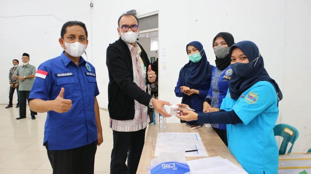 Gagas Kampus Bersinar, BNN Kota Banda Aceh Tes Urine Tenaga Pendidik ISBI Aceh Gagas Kampus Bersinar, BNN Kota Banda Aceh Tes Urine Tenaga Pendidik ISBI Aceh