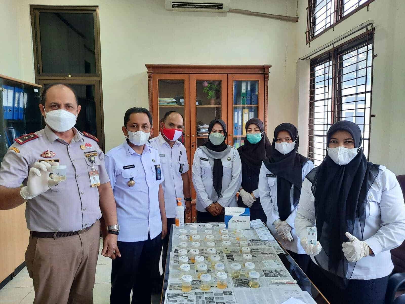 Sidak Stasiun Karantina Pertanian, BNN Kota Banda Aceh Lakukan Tes Urine Sidak Stasiun Karantina Pertanian, BNN Kota Banda Aceh Lakukan Tes Urine