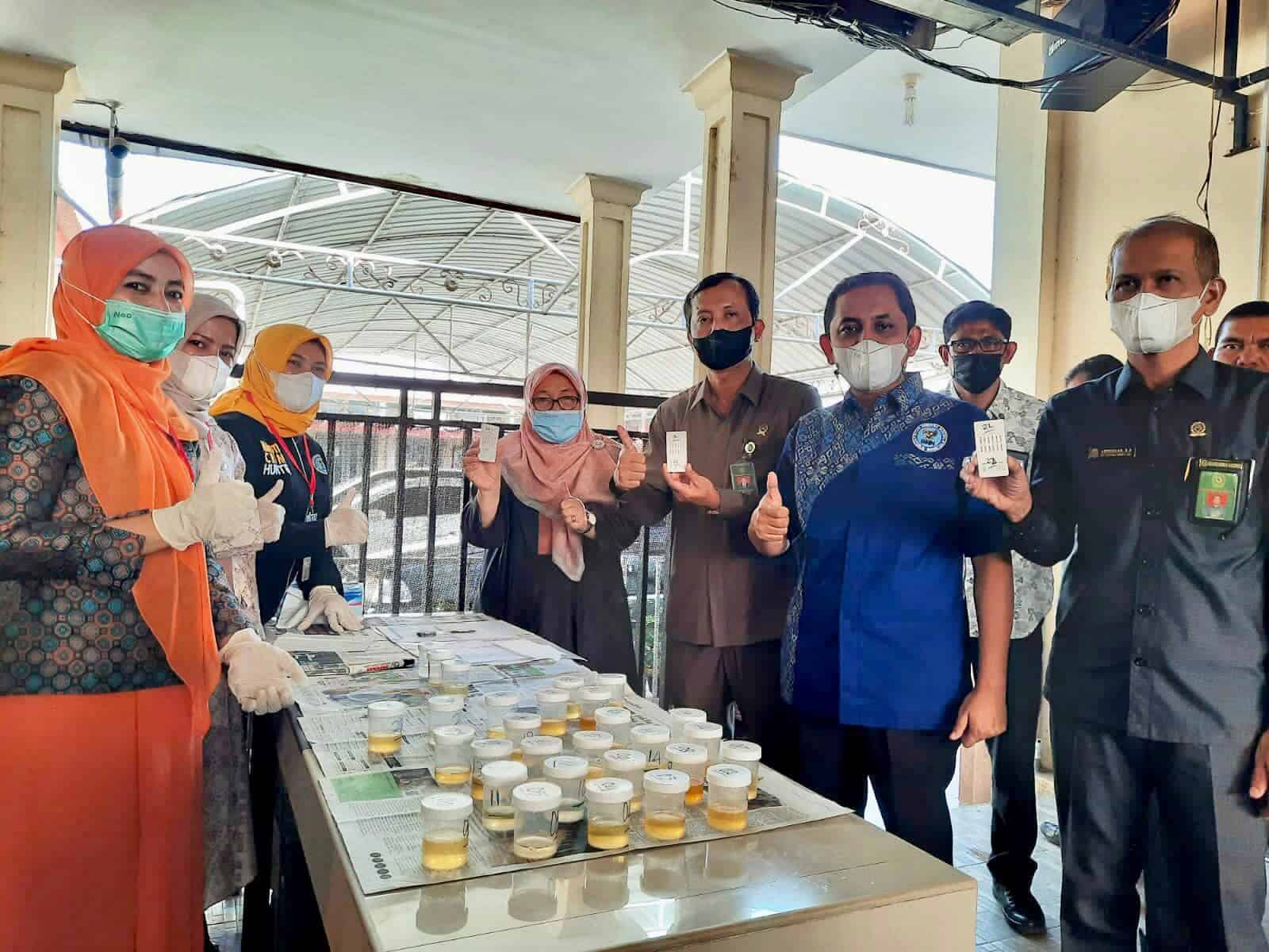 BNN Kota Banda Aceh Tes Urine Hakim dan Pegawai Pengadilan Negeri Banda Aceh BNN Kota Banda Aceh Tes Urine Hakim dan Pegawai Pengadilan Negeri Banda Aceh