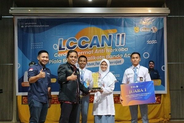 Kepala BNN Kota Banda Aceh Serahkan Piala Bergilir Walikota Banda Aceh Ajang LCCAN II