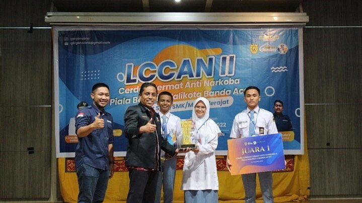 Kepala BNN Kota Banda Aceh Serahkan Piala Bergilir Walikota Banda Aceh Ajang LCCAN II Kepala BNN Kota Banda Aceh Serahkan Piala Bergilir Walikota Banda Aceh Ajang LCCAN II