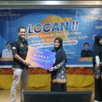 Kepala BNN Kota Banda Aceh Serahkan Piala Bergilir Walikota Banda Aceh Ajang LCCAN II
