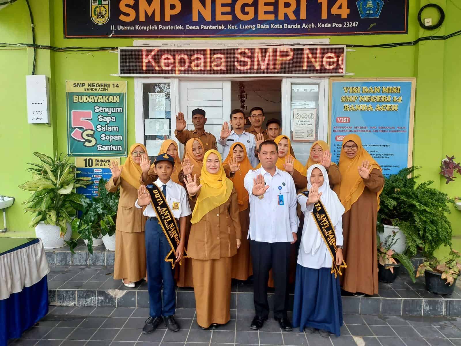 Sosialisasi Bahaya Penyalahgunaan Narkoba Pada Upacara Bendera di SMP Negeri 14 Kota Banda Aceh Sosialisasi Bahaya Penyalahgunaan Narkoba Pada Upacara Bendera di SMP Negeri 14 Kota Banda Aceh