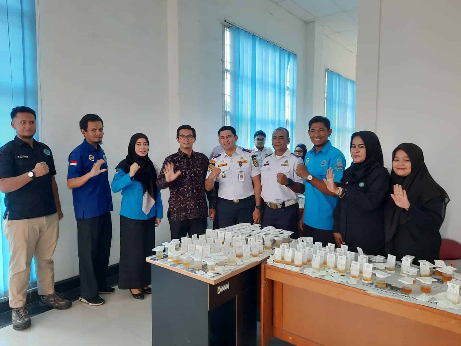 pemeriksaan skrining urin dengan menggunakan (7 parameter) variabel rapid test bagi Pegawai dan Non PNS Dinas Perhubungan Kota Banda Aceh pemeriksaan skrining urin dengan menggunakan (7 parameter) variabel rapid test bagi Pegawai dan Non PNS Dinas Perhubungan Kota Banda Aceh