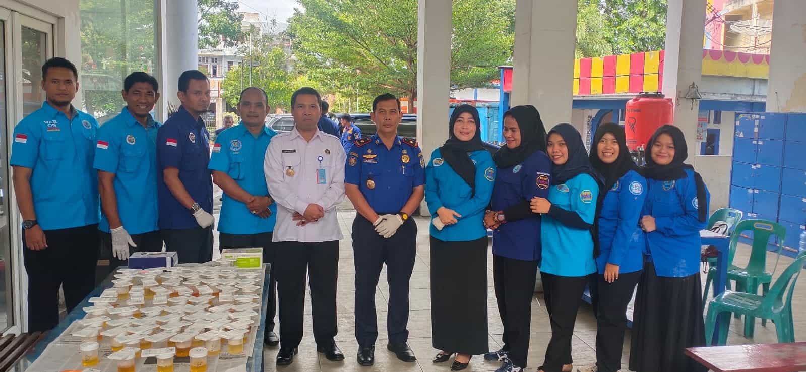 Melakukan screening dan tes urine bagi personil Dinas Pemadam Kebakaran dan Penyelamatan Kota Banda Aceh Melakukan screening dan tes urine bagi personil Dinas Pemadam Kebakaran dan Penyelamatan Kota Banda Aceh