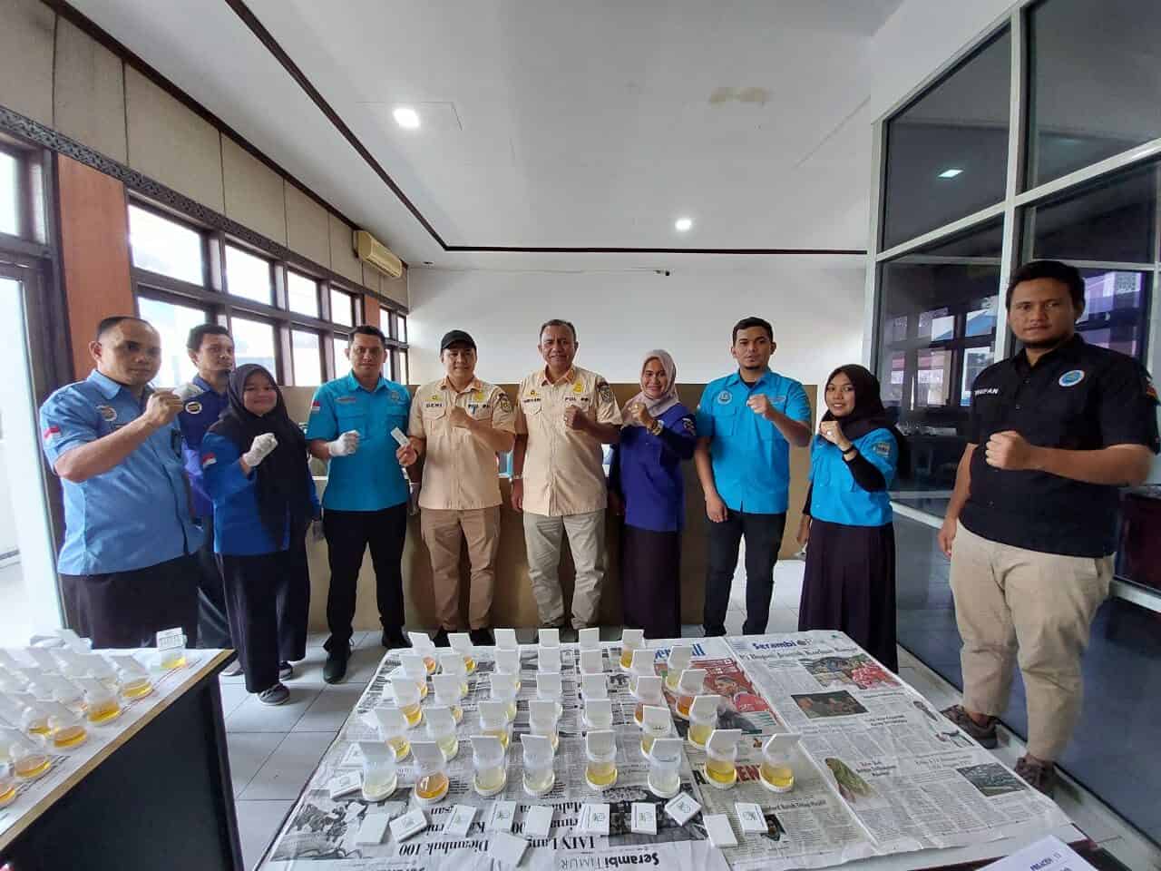 Tes Urine kepada Personil Satpol PP dan WH Kota Banda Tes Urine kepada Personil Satpol PP dan WH Kota Banda