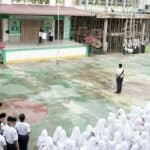 Penanggung Jawab Seksi P2M Susi Erlita,SKM mewakili Kepala BNN Kota Banda Aceh Masduki,SH.,MH menjadi Pembina Upacara MTsN Banda Aceh
