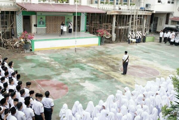 Penanggung Jawab Seksi P2M Susi Erlita,SKM mewakili Kepala BNN Kota Banda Aceh Masduki,SH.,MH menjadi Pembina Upacara MTsN Banda Aceh