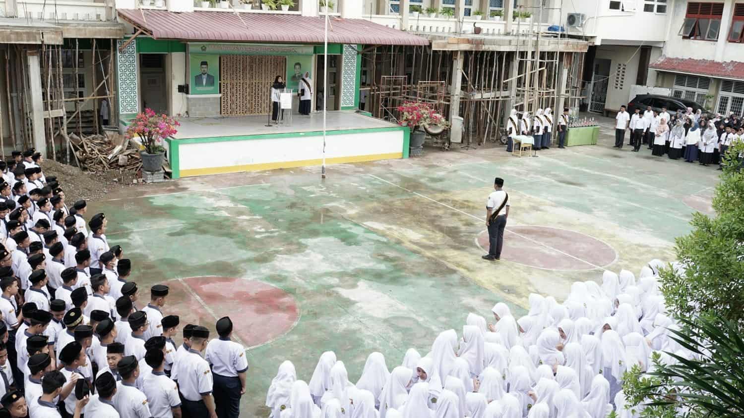 Penanggung Jawab Seksi P2M Susi Erlita,SKM mewakili Kepala BNN Kota Banda Aceh Masduki,SH.,MH menjadi Pembina Upacara MTsN Banda Aceh Penanggung Jawab Seksi P2M Susi Erlita,SKM mewakili Kepala BNN Kota Banda Aceh Masduki,SH.,MH menjadi Pembina Upacara MTsN Banda Aceh