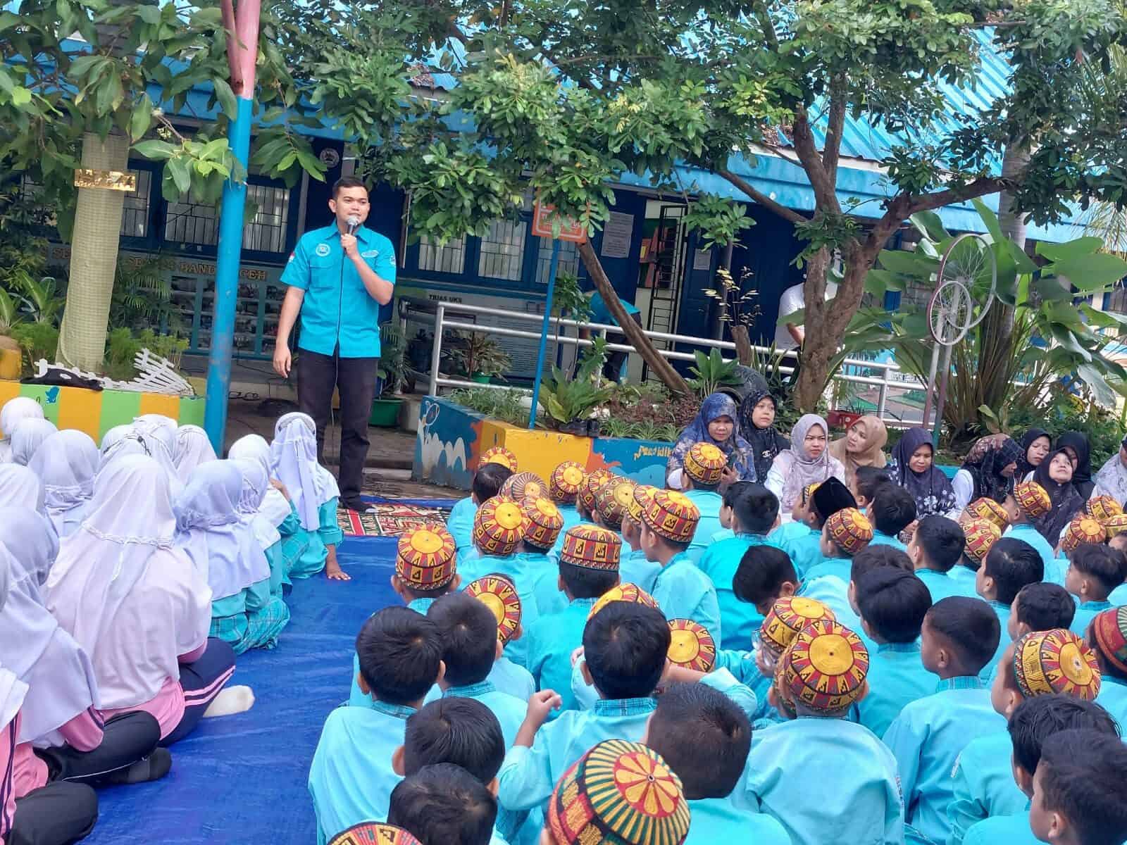 Gelorakan Semangat War On Drugs Melalui Mars BNN di Sekolah Dasar Negeri 24 Banda Aceh Gelorakan Semangat War On Drugs Melalui Mars BNN di Sekolah Dasar Negeri 24 Banda Aceh
