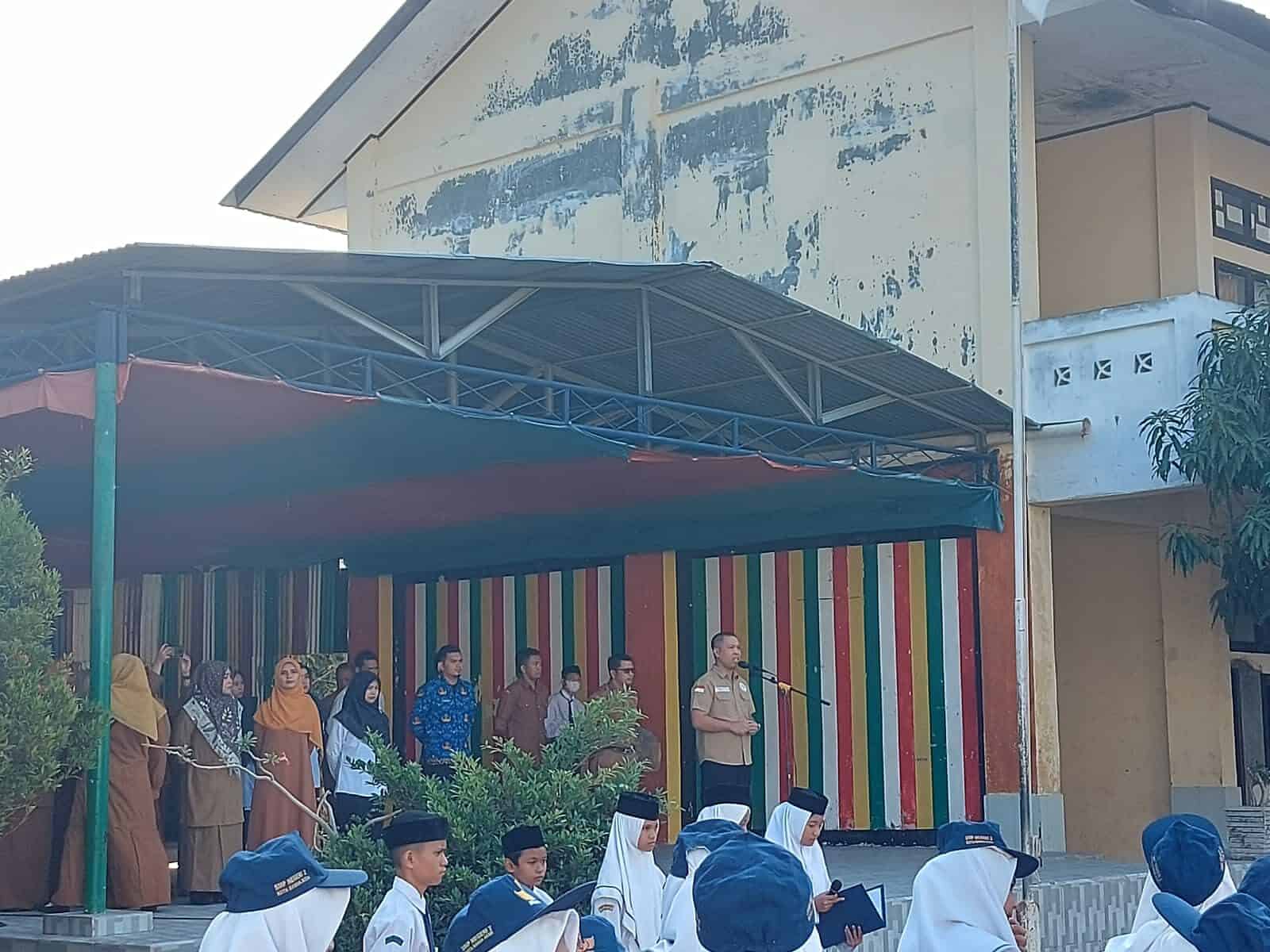 Kepala BNN Kota Banda Aceh menjadi pembina upacara di SMP Negeri 2 Kota Banda Aceh Kepala BNN Kota Banda Aceh menjadi pembina upacara di SMP Negeri 2 Kota Banda Aceh