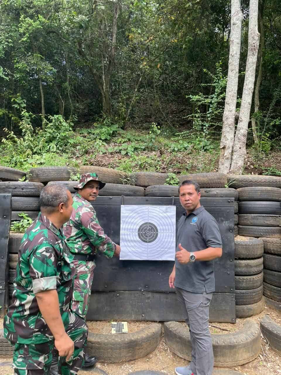 Latihan Menembak di Lapangan Tembak Rindam Iskandar Muda Mata Ie Latihan Menembak di Lapangan Tembak Rindam Iskandar Muda Mata Ie