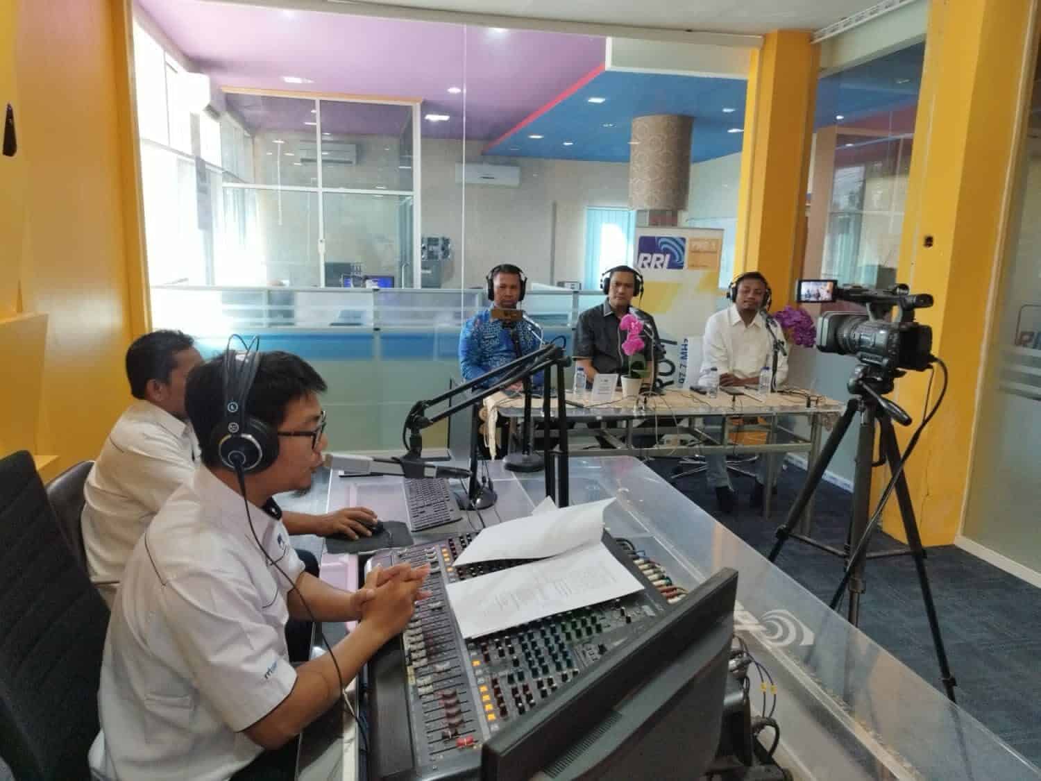 "Talkshow Dialog Interaktif dengan Tema "Perangi Narkoba, Wujudkan Generasi Bersinar" "Talkshow Dialog Interaktif dengan Tema "Perangi Narkoba, Wujudkan Generasi Bersinar"
