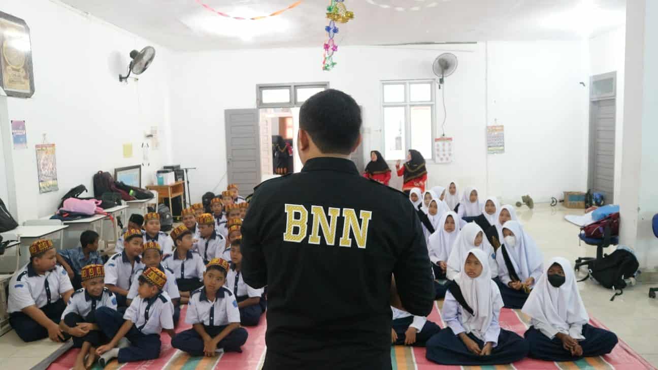 BNN Kota Banda Aceh Memberikan Sosialisasi Tentang Bahaya Penyalahgunaan Narkoba Kepada Siswa Baru di SMP Negeri 14 Kota Banda Aceh Pada MPLS Konsep Otomatis