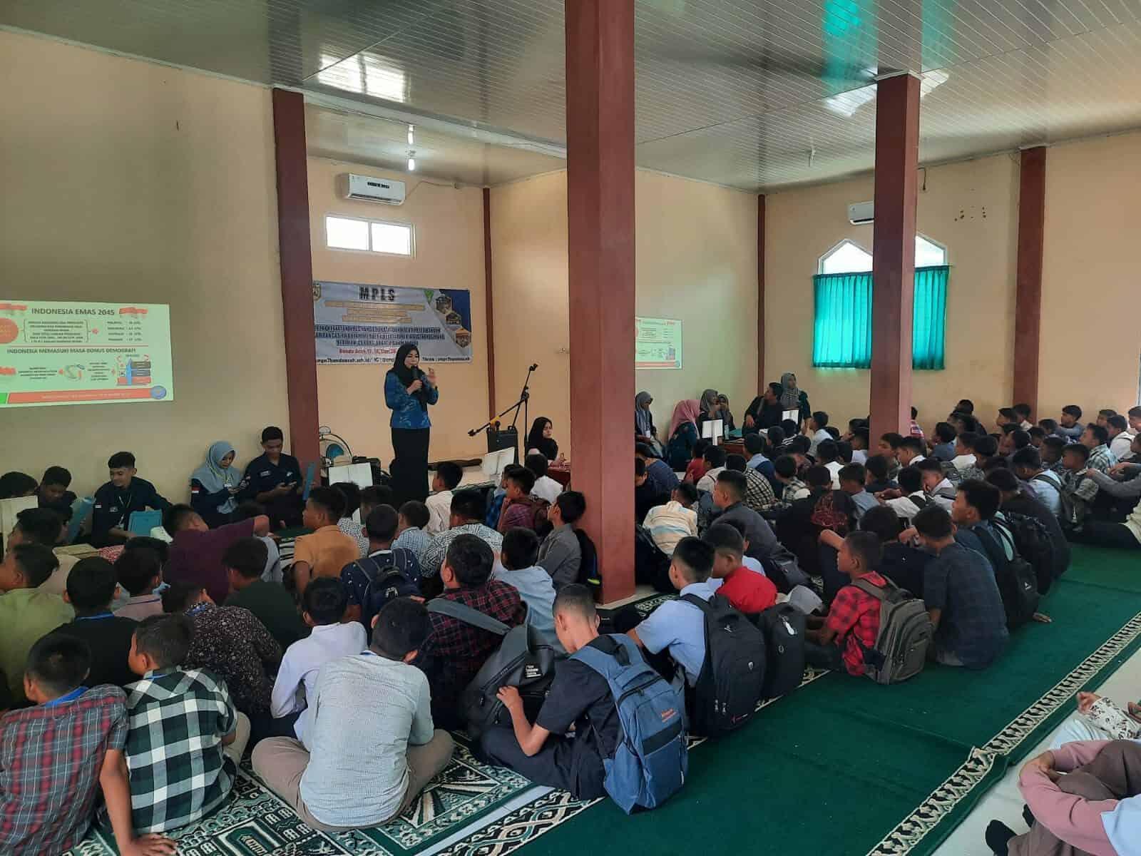 BNN Kota Banda Aceh Memberikan Sosialisasi Tentang Bahaya Penyalahgunaan Narkoba Kepada Siswa Baru di SMP Negeri 14 Kota Banda Aceh Pada MPLS Konsep Otomatis