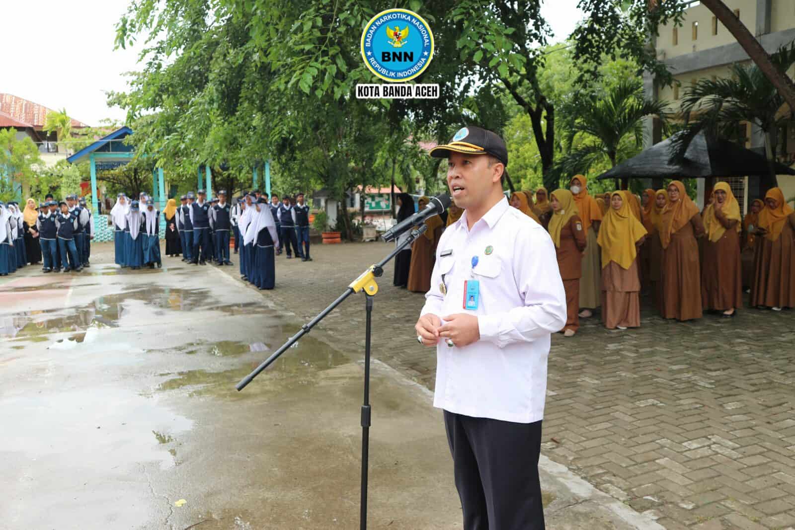 Sosialisasi Bahaya Penyalahgunaan Narkoba Melalui Pembina Upacara di SMP Negeri 6 Kota Banda Aceh Sosialisasi Bahaya Penyalahgunaan Narkoba Melalui Pembina Upacara di SMP Negeri 6 Kota Banda Aceh