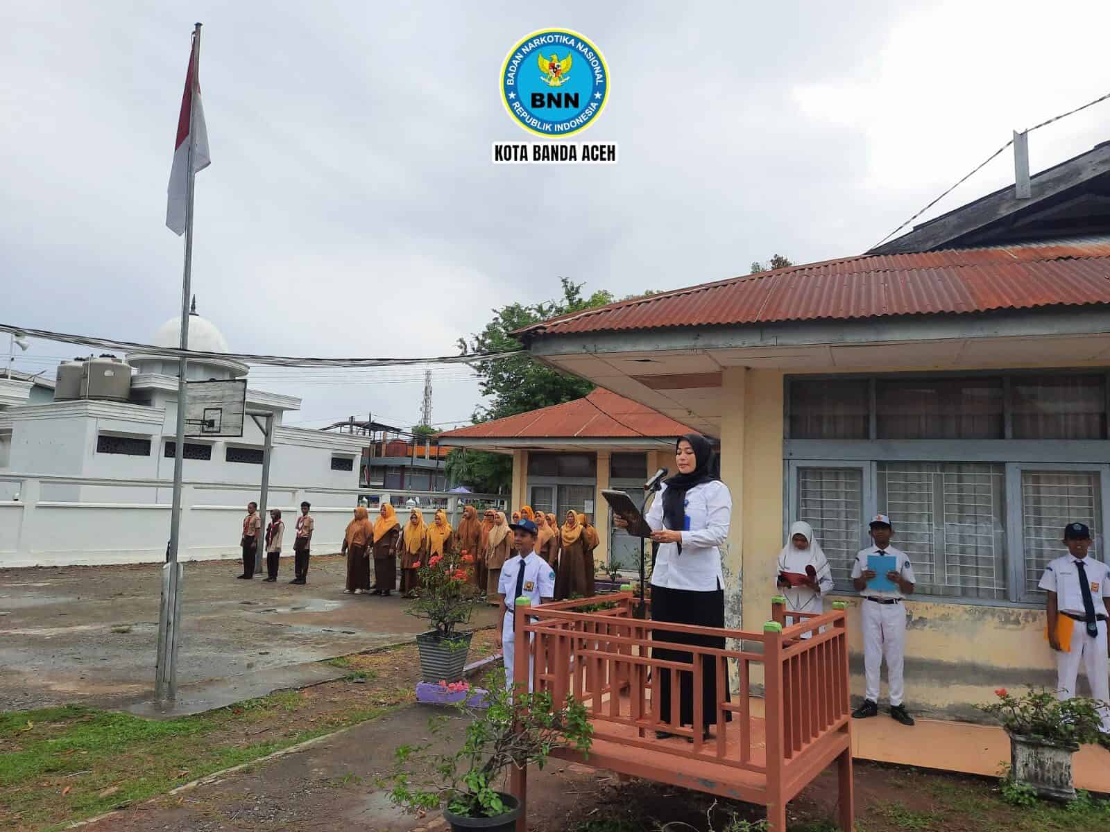 Sosialisasi Bahaya Penyalahgunaan Narkoba Melalui Pembina Upacara di SMP Negeri 6 Kota Banda Aceh Sosialisasi Bahaya Penyalahgunaan Narkoba Melalui Pembina Upacara di SMP Negeri 6 Kota Banda Aceh