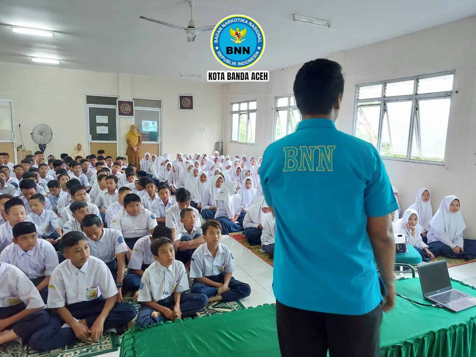 Sosialisasi Bahaya Penyalahgunaan Narkoba Melalui Pembina Upacara di SMP Negeri 6 Kota Banda Aceh Sosialisasi Bahaya Penyalahgunaan Narkoba Melalui Pembina Upacara di SMP Negeri 6 Kota Banda Aceh
