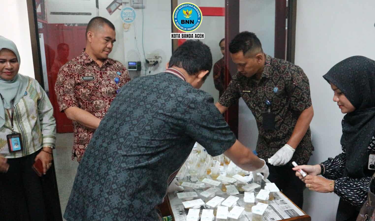 Pelaksanaan Tes Urine Kepada Seluruh Personil BNN Kota Banda Aceh Pelaksanaan Tes Urine Kepada Seluruh Personil BNN Kota Banda Aceh